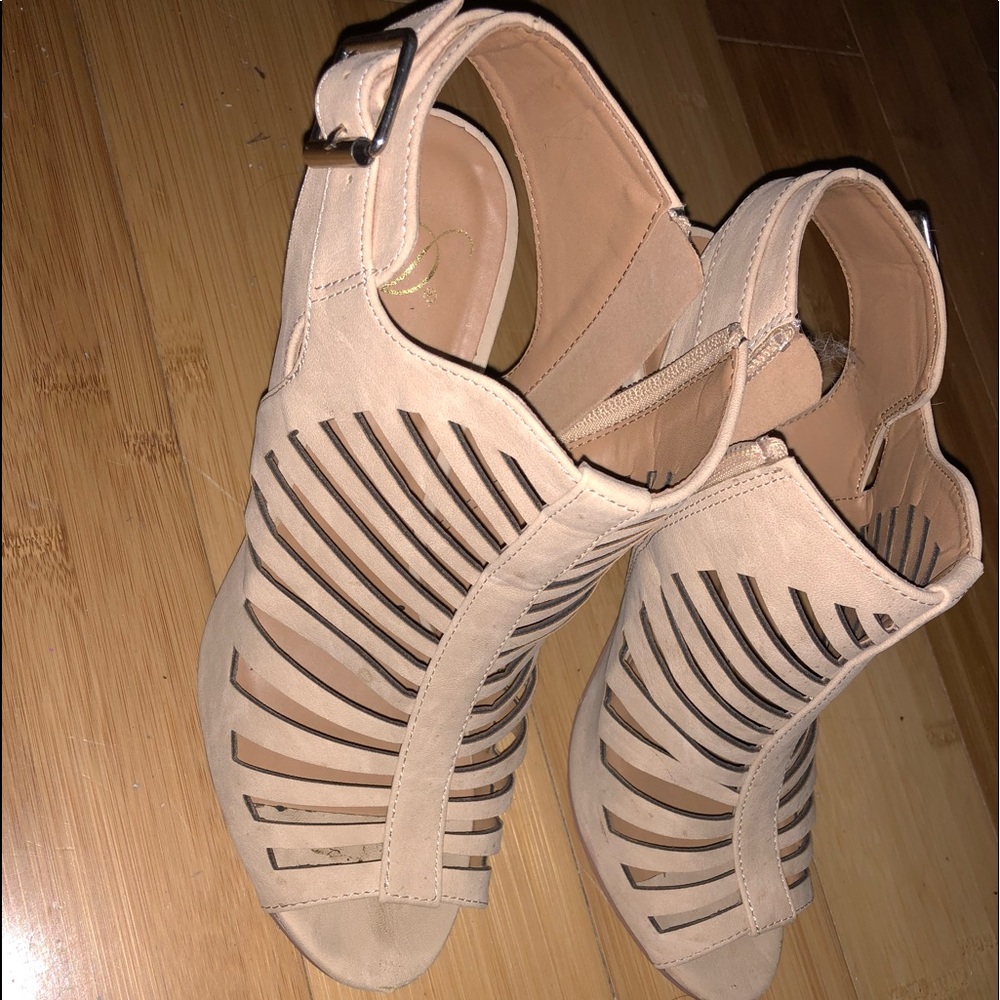 Cute tan heel!